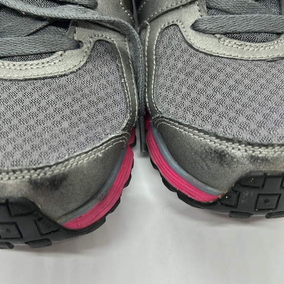 Nike Women's Gray and Hot Pink dual fusion ST2 Athletic Shoes - Picture 10 of 16